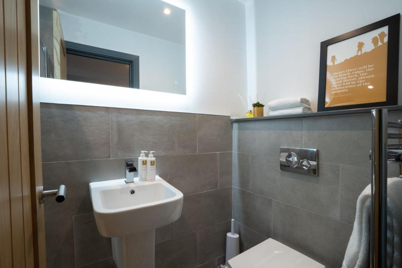 Spacious - Contemporary 2Br Apartment - Central Ambleside - Parking Екстер'єр фото