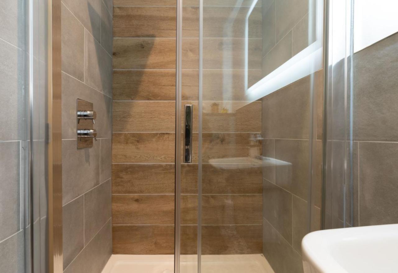 Spacious - Contemporary 2Br Apartment - Central Ambleside - Parking Екстер'єр фото