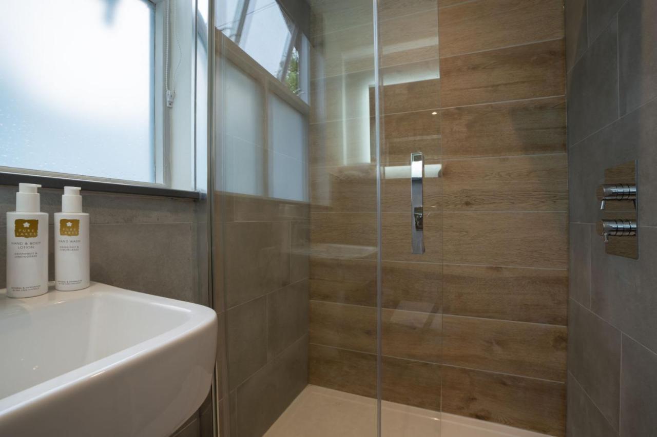 Spacious - Contemporary 2Br Apartment - Central Ambleside - Parking Екстер'єр фото